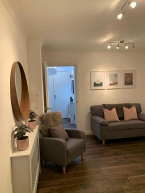 Best located Flat in Cheltenham and Free Parking